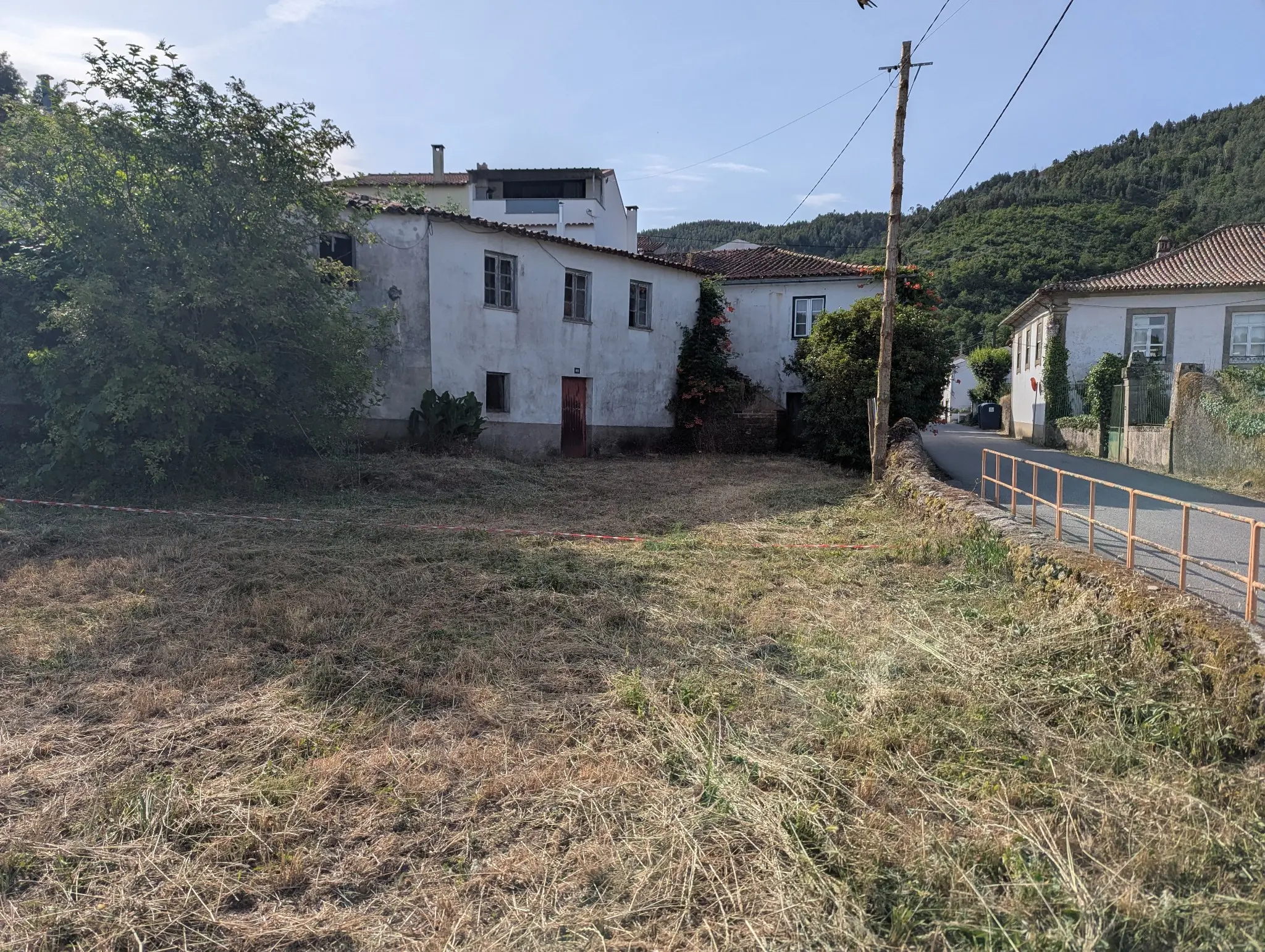 Casa e respetivo logradouro