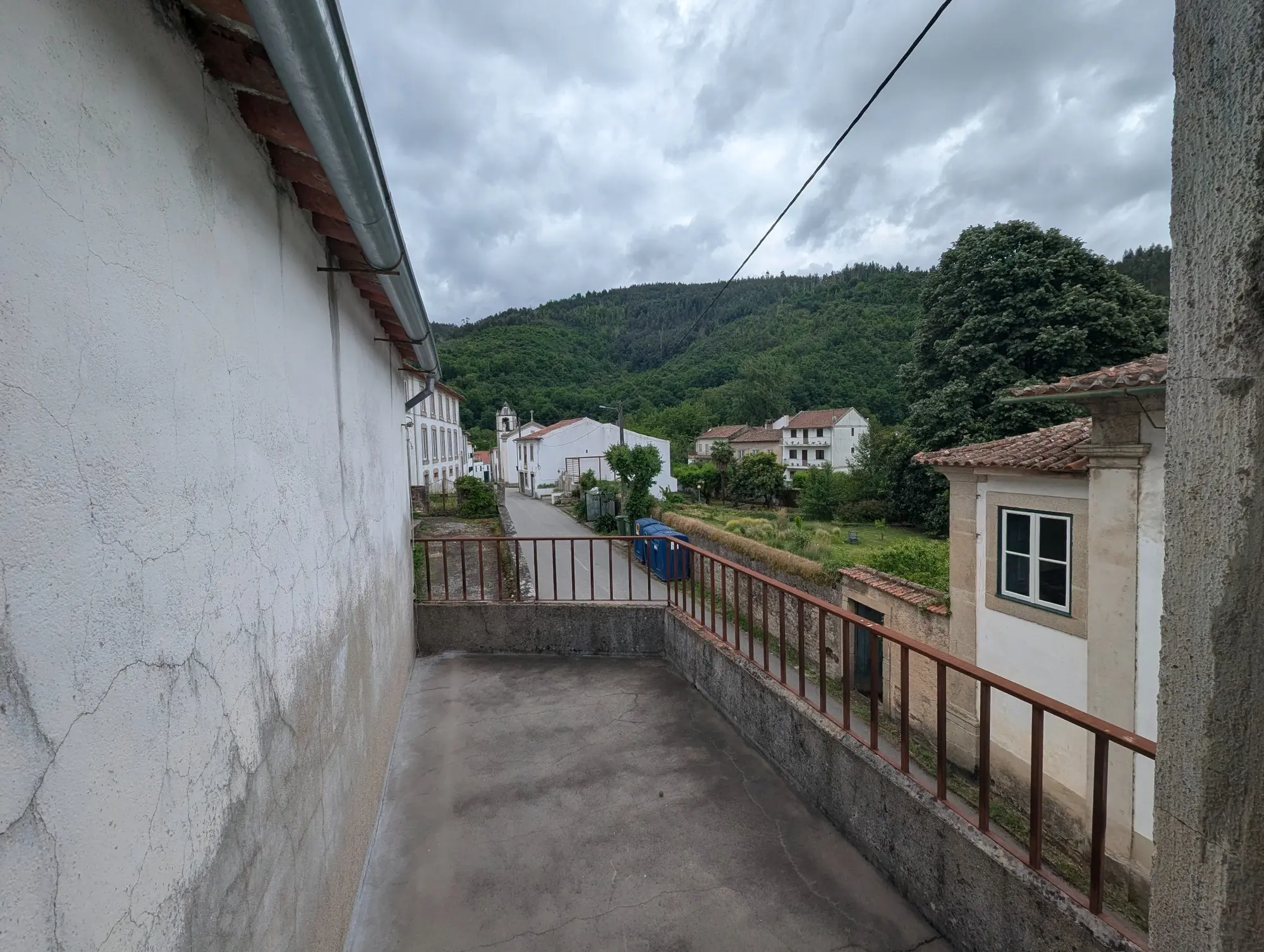 Terraço com vista para Pisão de Côja e as colinas arborizadas